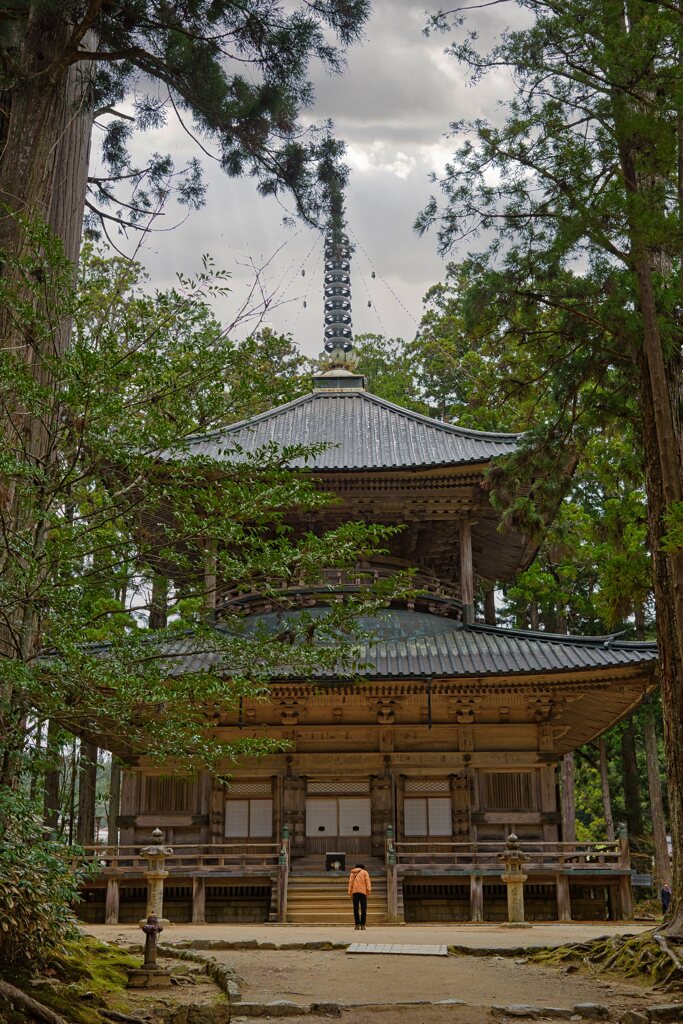 西塔の前で