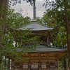 西塔の前で