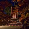 24錦秋～夕闇の十三重塔