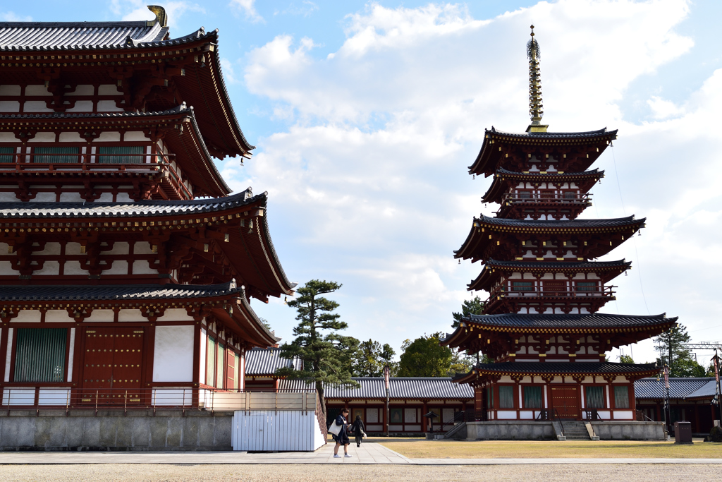 薬師寺　金堂と三重塔