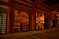 錦秋の拝殿　参