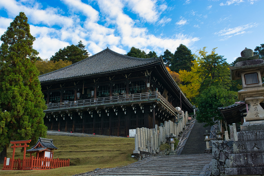 秋空と二月堂