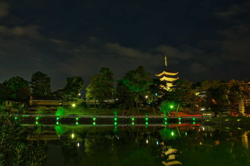 夏の夜の猿沢池