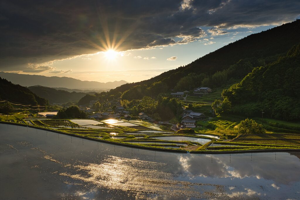 棚田のある夕景