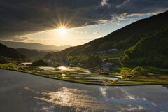 棚田のある夕景