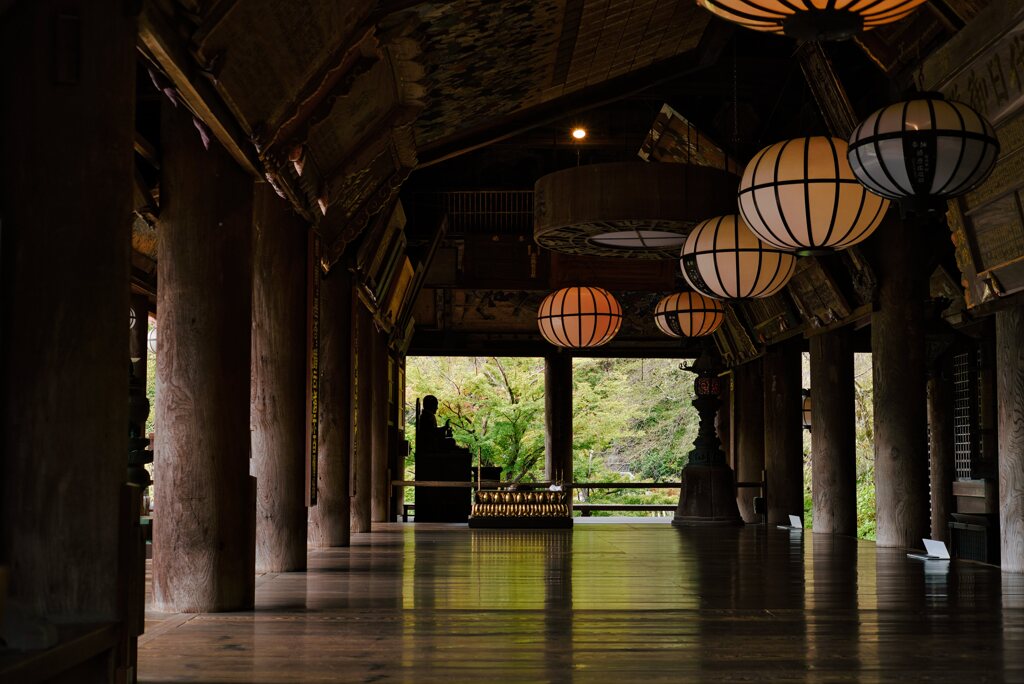 深まる秋を待つ～本堂