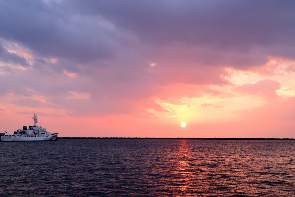 夕陽を眺める巡視船