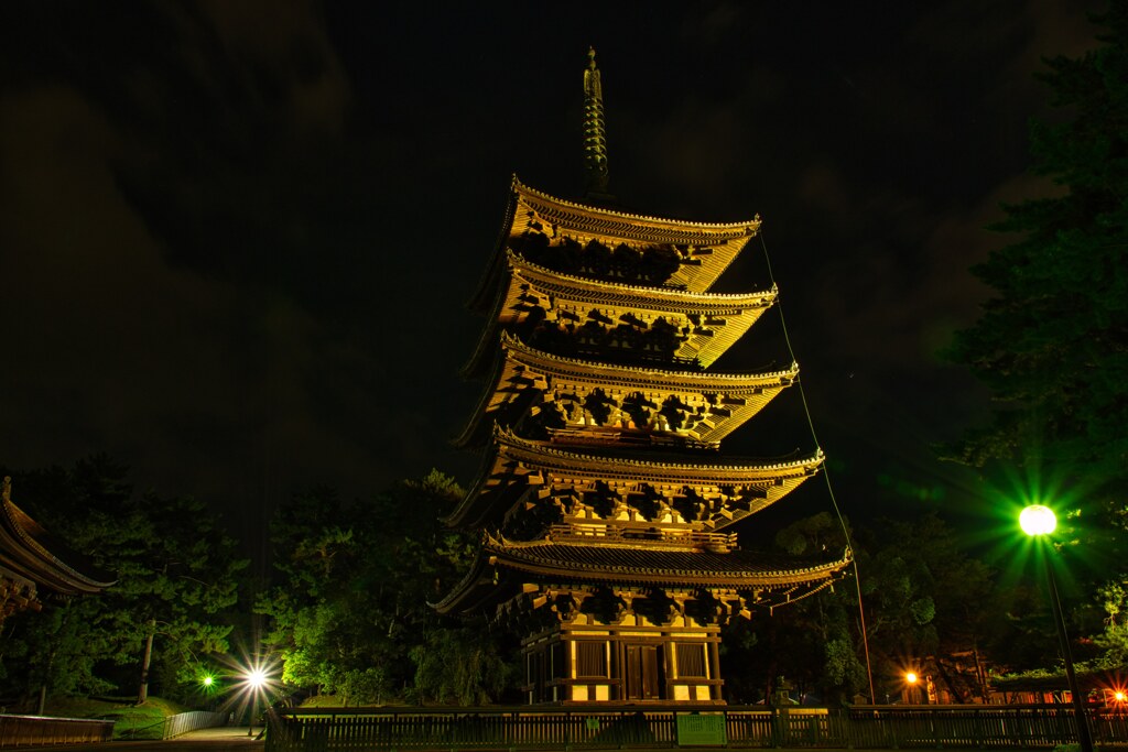 夏の夜　ライトアップの五重塔