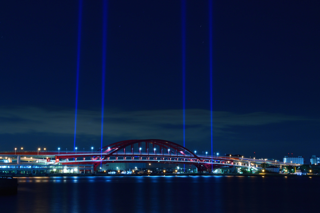 光線を放つ神戸大橋