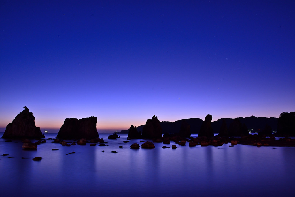 奇岩の夜明け