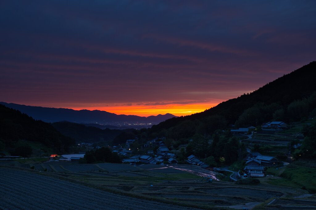 原風景に陽が沈む　肆