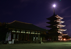 月夜に照らされる五重塔と東金堂