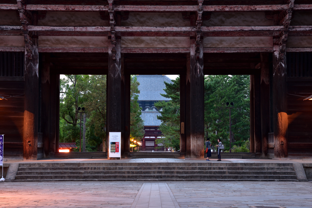 夕暮れの東大寺　南大門