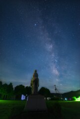 人麻呂像と天の川