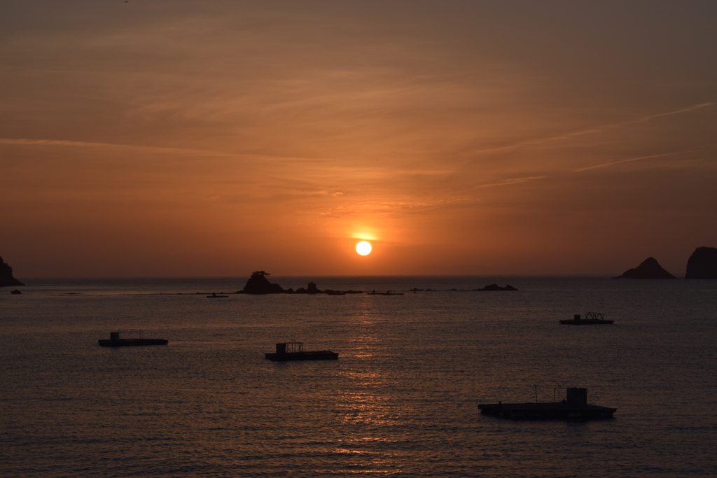 穏やかな海に沈む