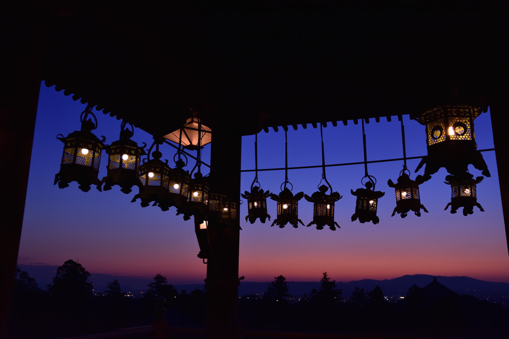 釣燈籠のある夕景