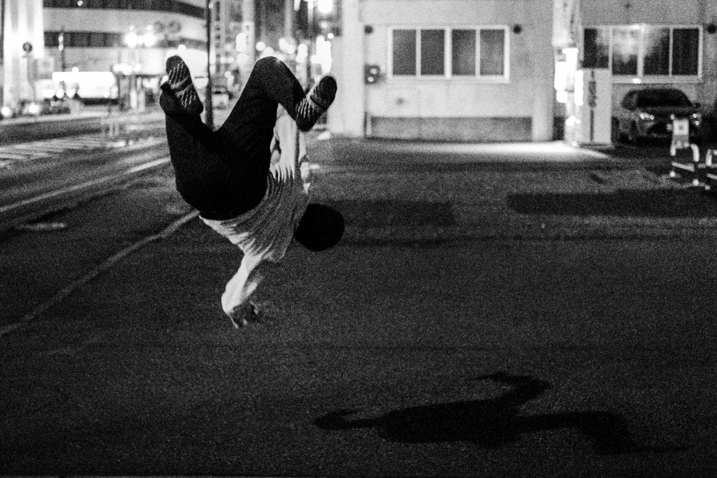 道に舞う男
