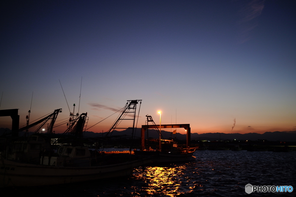 漁船のある夕景