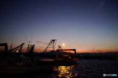 漁船のある夕景