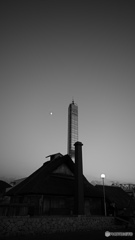 塩小屋とゴールドタワーと月