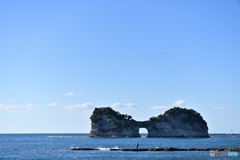 円月島と釣り人