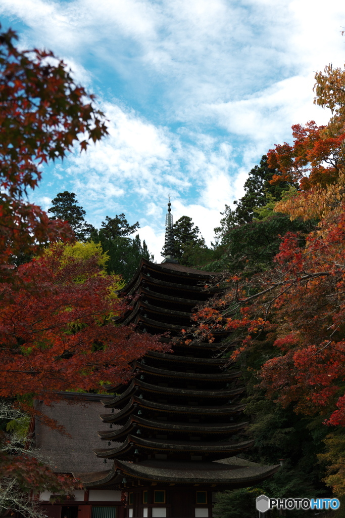 十三重塔と紅葉
