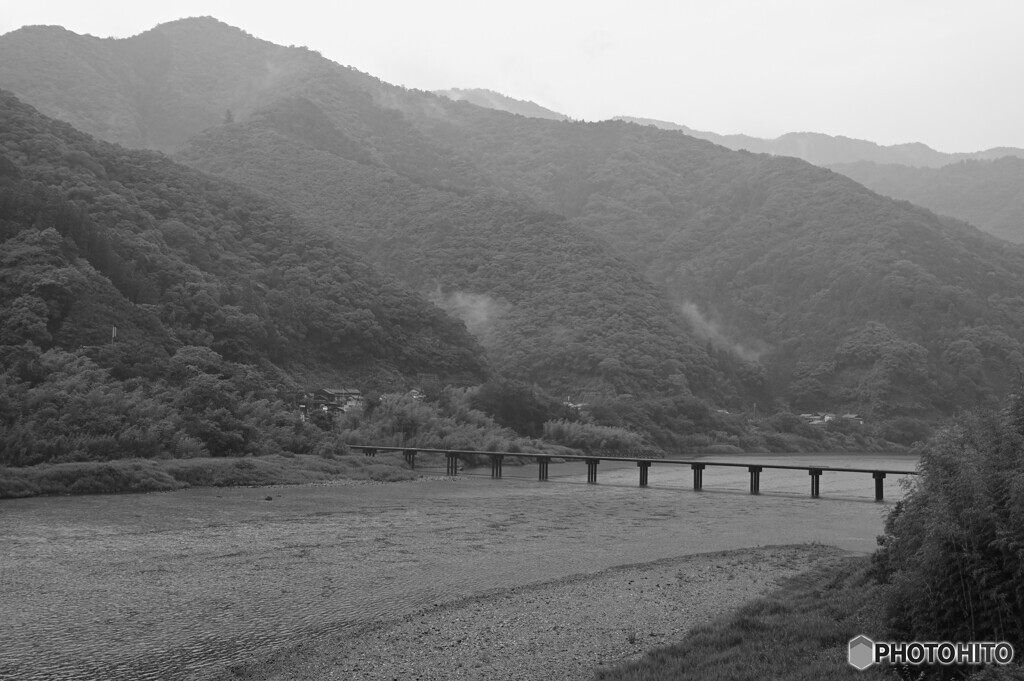 雨の沈下橋