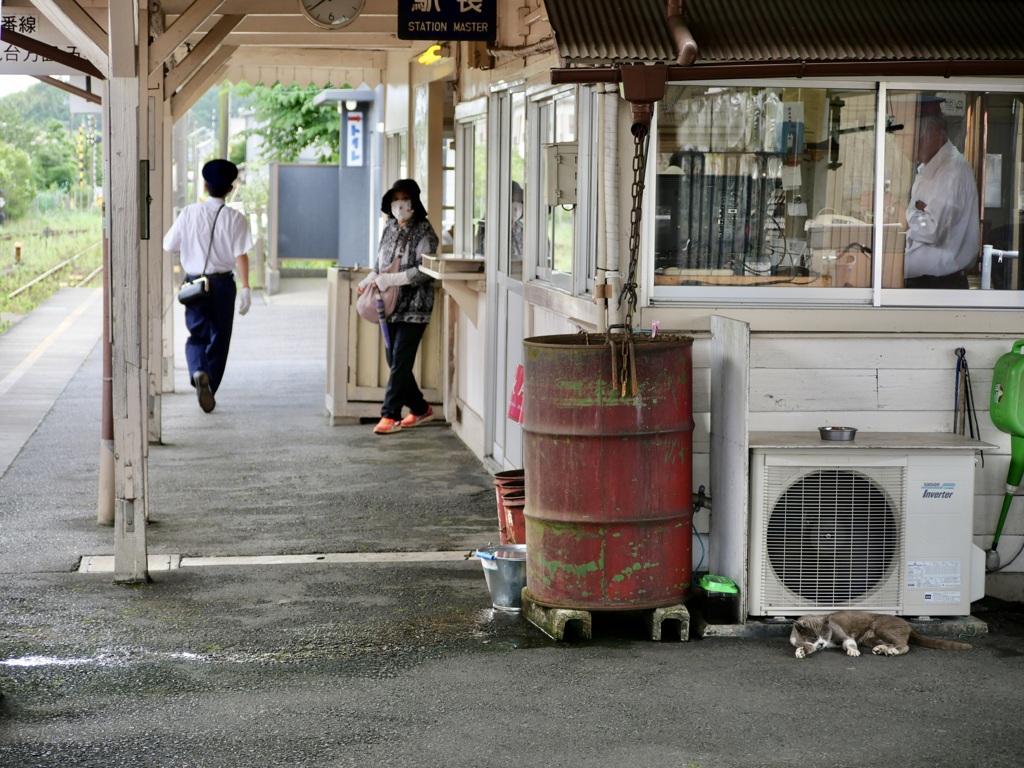 雨上がりの駅にて