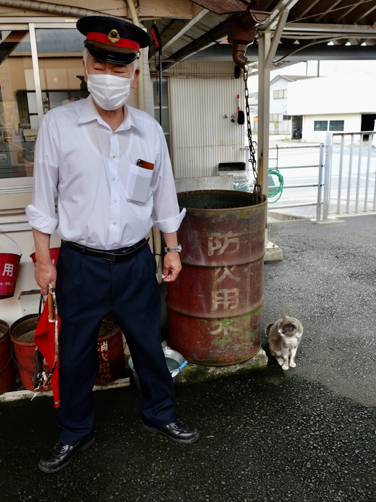 雨上がりの駅にて