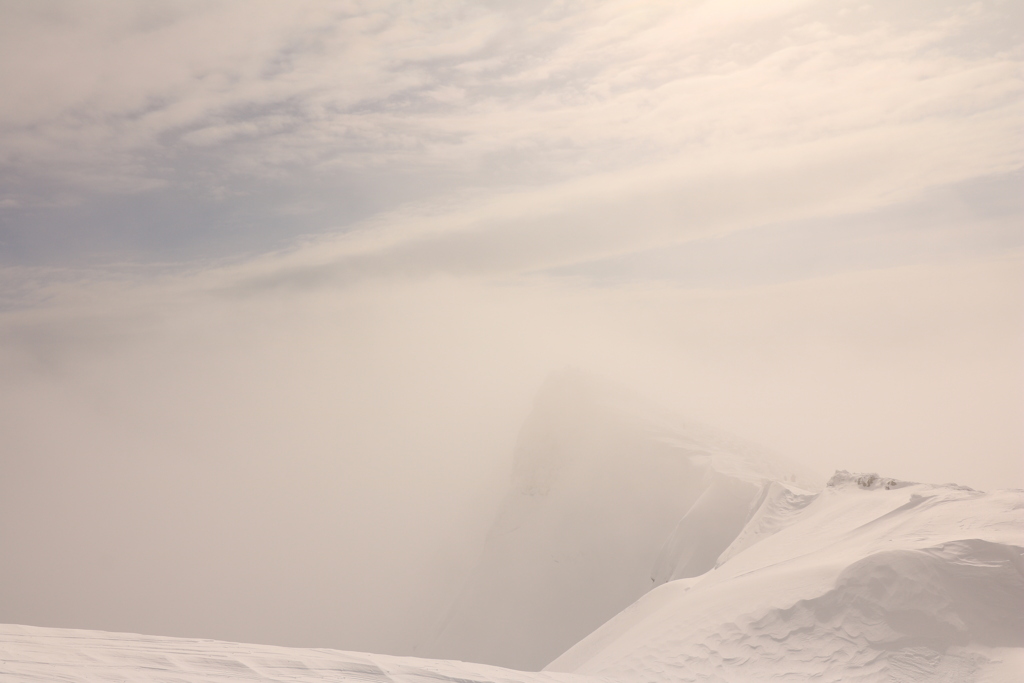 谷川岳　霞むオキの耳