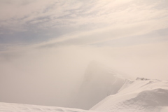 谷川岳　霞むオキの耳