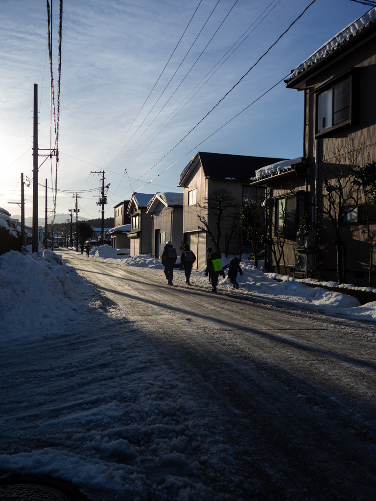 雪と登校と朝陽