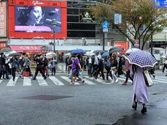 雨のスクランブル交差点