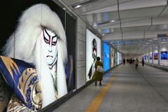 新宿駅に続く道