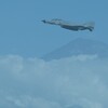 富士山上空を飛ぶ戦闘機