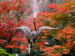 鶴の噴水と紅葉