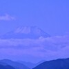 頭を雲の上に出し