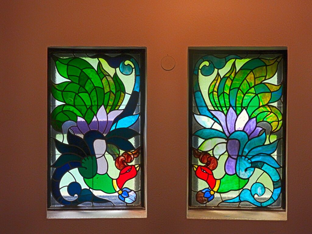 ２連窓に描かれている鳳凰のステンドグラス