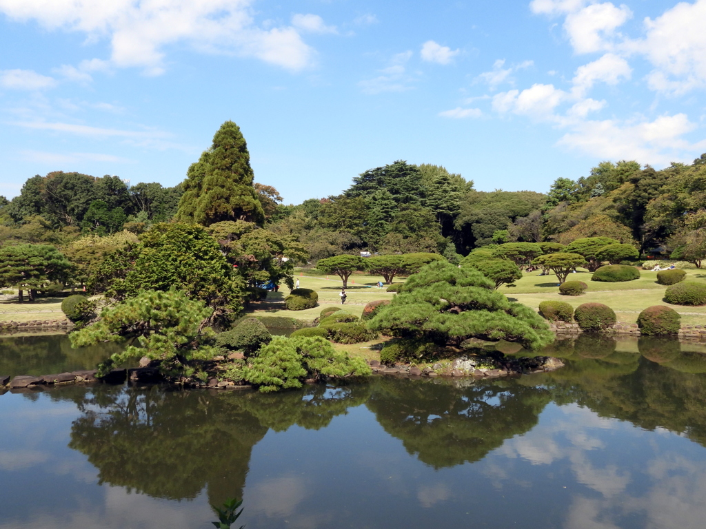 旧御涼亭から日本庭園を望む