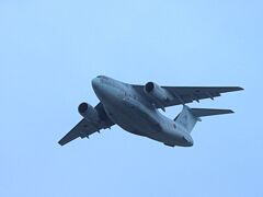 武蔵の公園上空を飛ぶC2輸送機