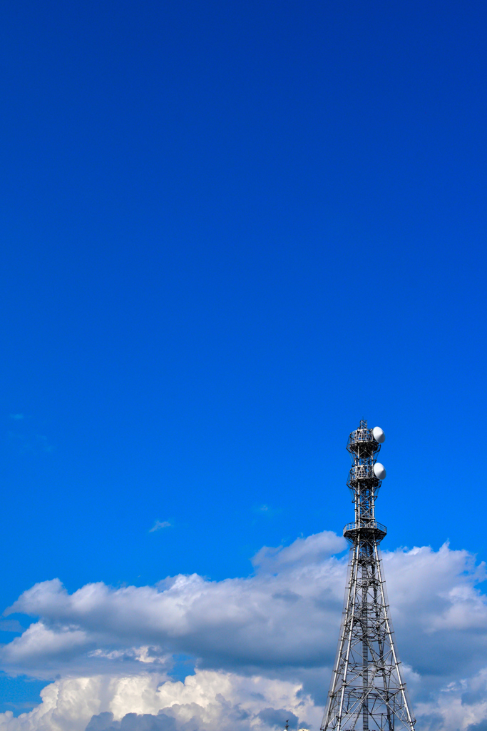 青空と電波塔