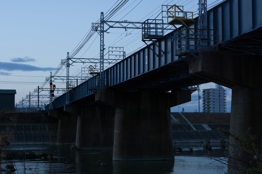 寒空の線路橋