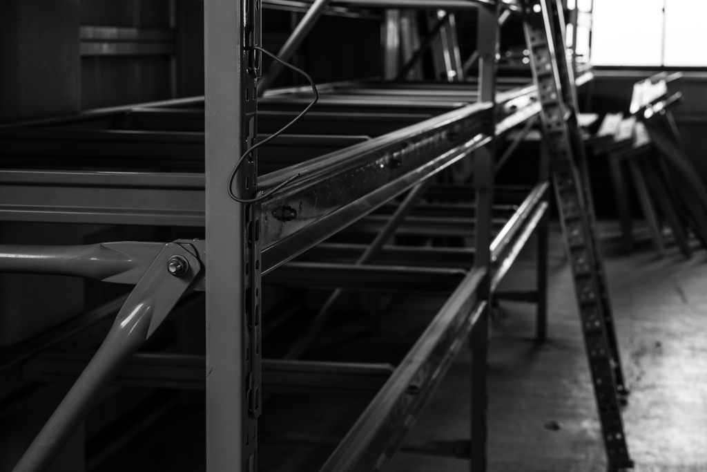 スチール棚（まだ空っぽ）