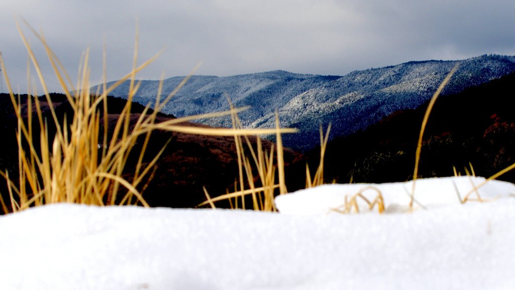 雪くもの山