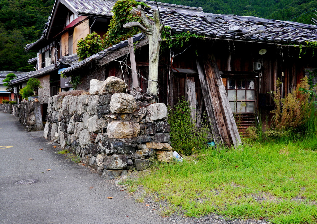 石垣のある民家