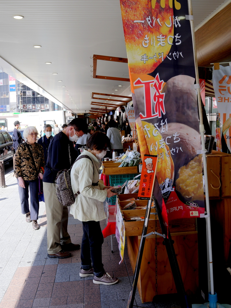 にぎわう売店