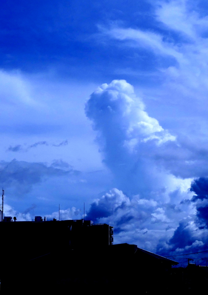 突あげる雲