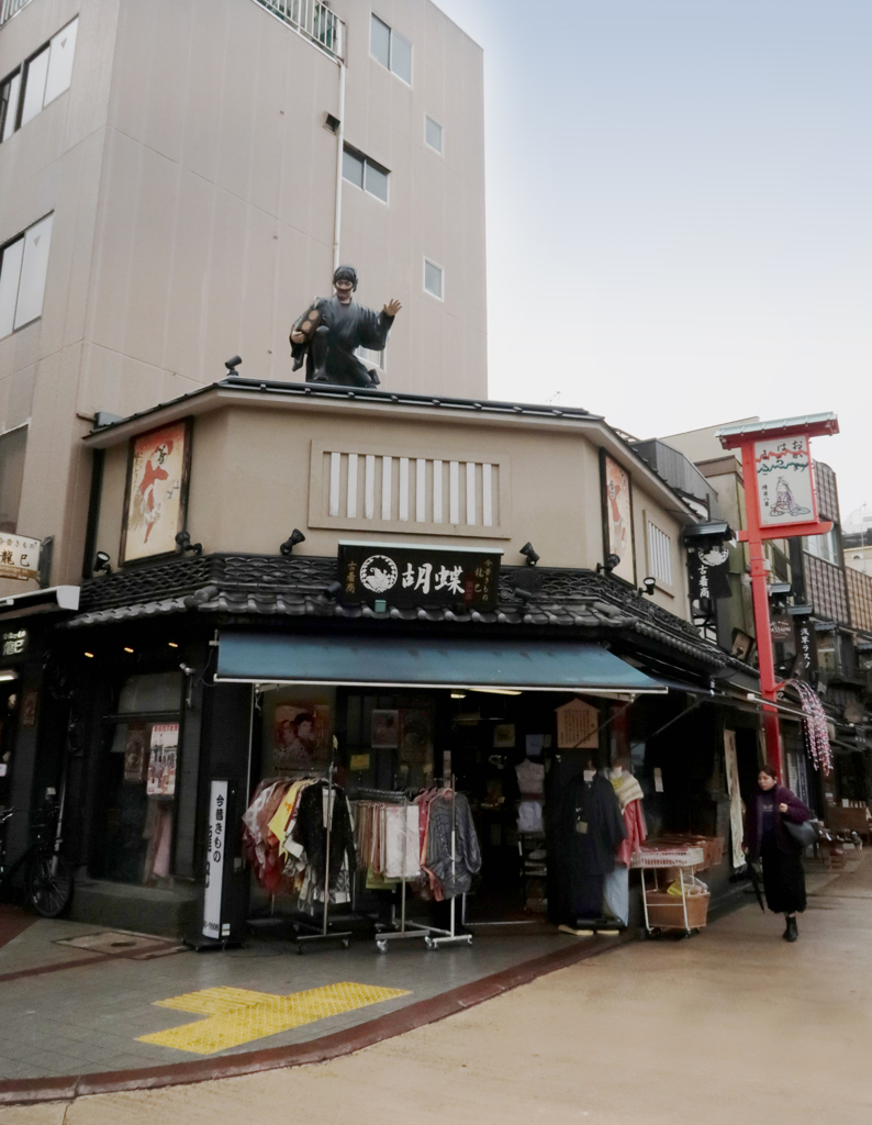 浅草寺新春風景　何故かねずみ小僧