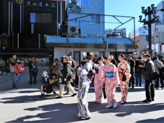 男性ギャラリーに囲まれて