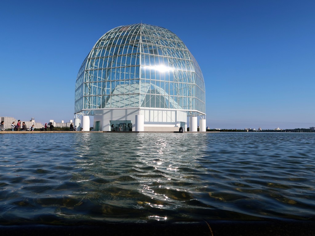 水に浮かぶ水族館
